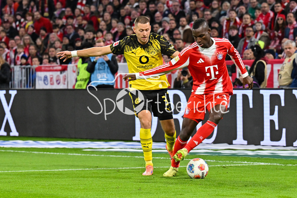 FC Bayern München - Borussia Dortmund | MUNICH, GERMANY - Waldemar ANTON (Borussia Dortmund 3) against Nicolas JACKSON (FC Bayern Munich 11) during the bundesliga match between FC Bayern Munich vs. Borussia Dortmund on matchday 7 at Allianz Arena on October 18, 2025 in Munich, Germany / DFL REGULATIONS PROHIBIT ANY USE OF PHOTOGRAPHS AS IMAGE SEQUENCES AND/OR QUASI-VIDEO