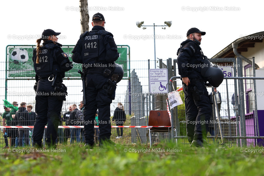 NH_VfRNeumuenster_PSVNeumuenster_FlensOberliga_15042026 | Die Polizei zeigte starke Präsenz beim Flens-Oberliga-Spiel zwischen dem VfR Neumünster und dem PSV Union Neumünster.Fußball I Herren I Flens Oberliga I Saison 2025-2026  I 19. Spieltag I VfR Neumünster - PSV Union Neumünster I 15.04.2026 I VfR Stadion HSP (Grümmi Arena)