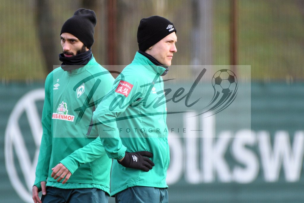 20200212_TRASVW_0056 | Fussball, Herren: Ludwig Augustinsson (Werder Bremen) schaut waehrend der Trainingseinheit des SV Werder Bremen auf dem wohninvest Weserstadion Trainingsplatz am 12.02.2020 in Bremen, Deutschland. - Realisiert mit Pictrs.com