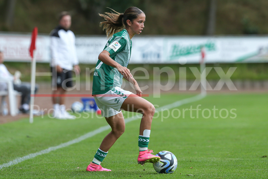 Fussball, Testspiel Frauen, Borussia Mönchengladbach - SV Werder Bremen | v.li.: Amira Dahl (SV Werder Bremen, 17) am Ball, Einzelbild, Ganzkörper, Aktion, Action, Spielszene