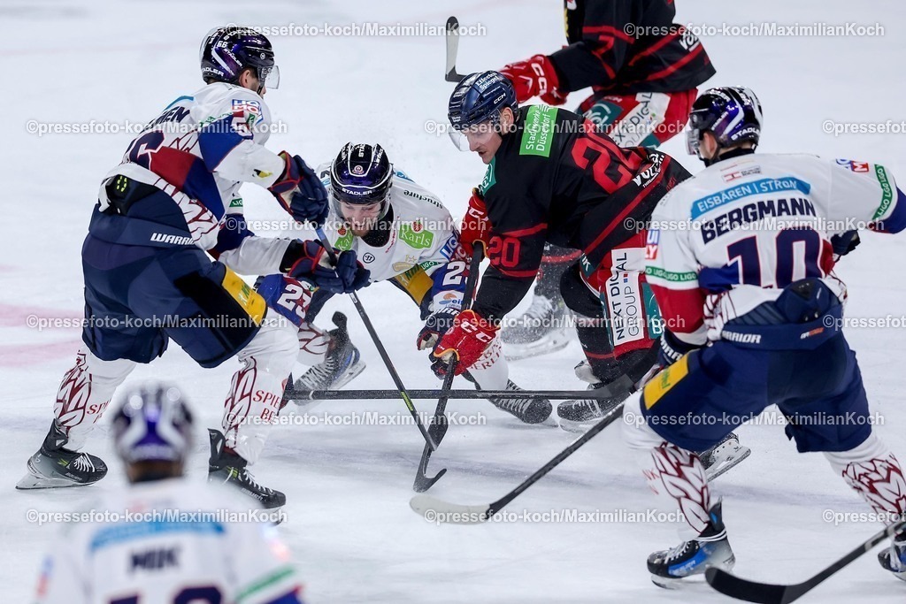 DEG12012501016 | 12.01.2025, Eishockey, Penny DEL, Düsseldorfer EG - Eisbären Berlin, PSD-BANK Dome: Blaine Byron (Eisbären Berlin #23) im Zweikampf gegen Laurin Braun (DEG #20)