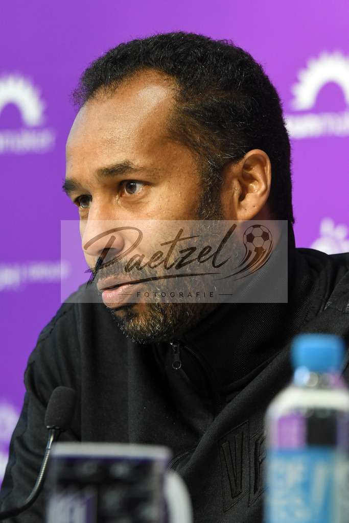 20200127_PKOSNA_0008 | Fußball, Herren: Trainer Daniel Thioune (VfL Osnabrück) schaut bei der Pressekonferenz des VfL Osnabrück am 27.01.2020 im Stadion an der Bremer Brücke in Osnabrück, Deutschland.(Foto von Nico Paetzel) - Realisiert mit Pictrs.com