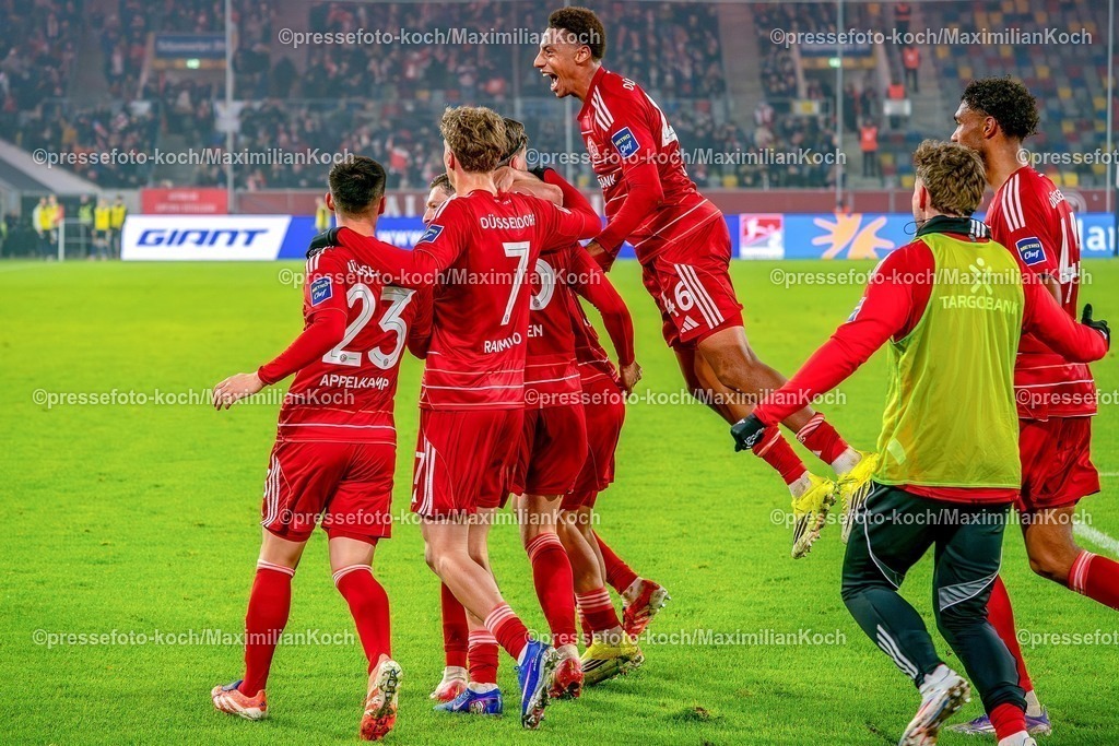 xKKUx16012601063 | 16.01.2026, xkkux, Fußball, Fortuna Düsseldorf - Arminia Bielefeld, 2. Fußball Bundesliga, Merkur Spiel-Arena, Saison 2025 2026: Torjubel nach dem Tor zum 1:0 durch Torschütze Cedric Itten (Fortuna Düsseldorf #13) zusammen mit  Shinta Appelkamp (Fortuna Düsseldorf #23) Luca Raimund (Fortuna Düsseldorf #07) Kenneth Schmidt (Fortuna Düsseldorf #04) Sima Suso (Fortuna Düsseldorf #46)  DFB regulations prohibit any use of photographs as image sequences and or quasi-video.