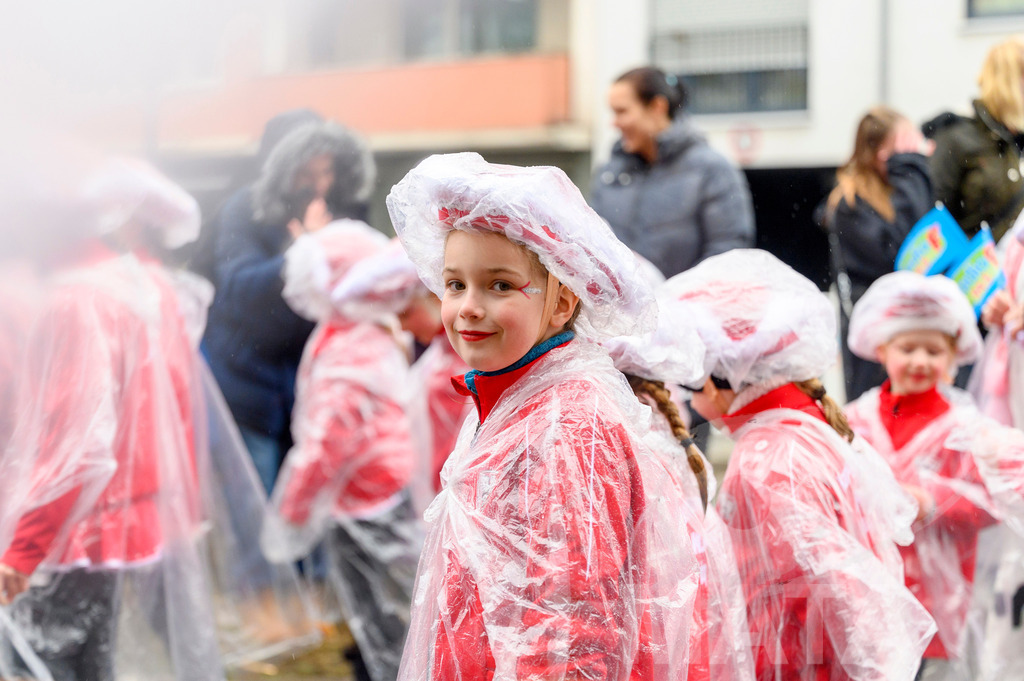 _DWA2556 | Trotz Nieselregen schlängelte sich der „Gaudiwurm“ am Sonntag durch die Nürnberger Innenstadt an tausenden Faschingsfans vorbei.  Nürnberg, 11.02.2024 - Realisiert mit Pictrs.com