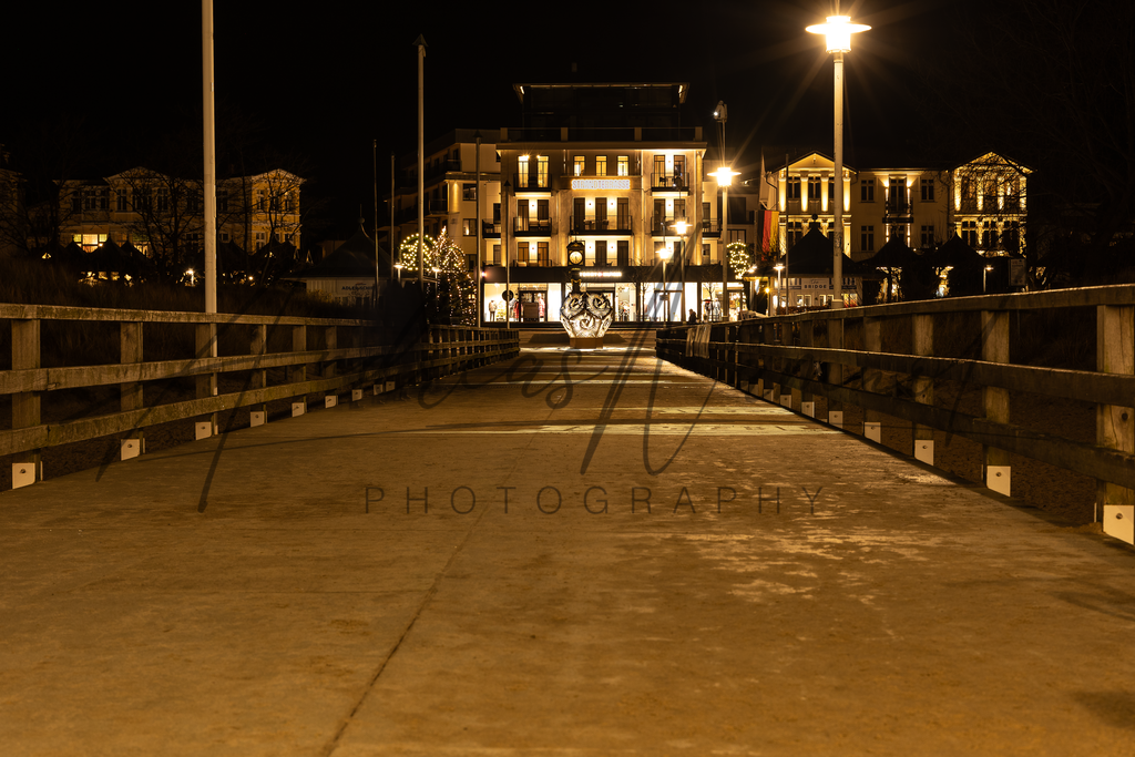 Blick von der Seebrücke nach Ahlbeck | Blick vom Seebrückenrestaurant auf das HOtel Strandterrasse - Realisiert mit Pictrs.com