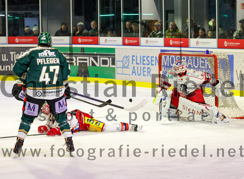 2026-02-20_145_TSV_Erding_gegen_Deggendorfer_SC | Erding, Deutschland, 20.02.2026:Eishockey, Oberliga Süd 2025 / 2026, 49. Spieltag, TSV Erding gegen Deggendorfer SC, Endergebnis: 4:1Marco Pfleger (Erding Gladiators, #47), Torwart Timo Pielmeier (Deggendorfer SC, #51)Foto: Christian Riedel / fotografie-riedel.net