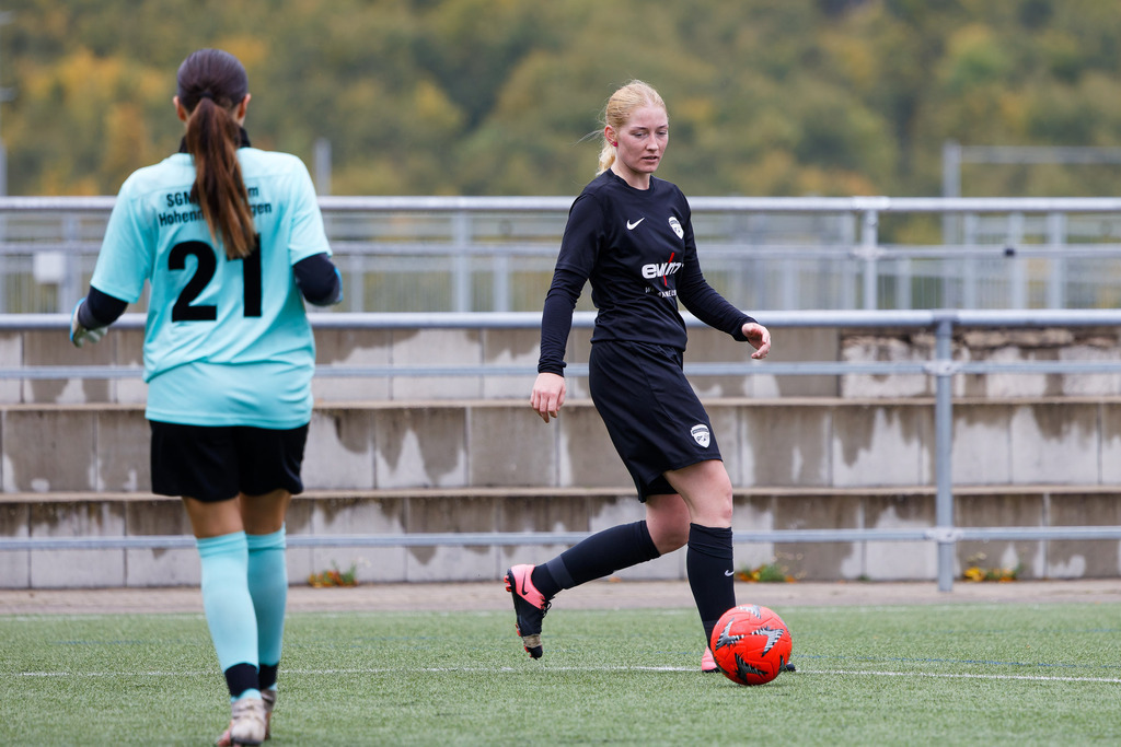 FCHHOH_251005_8518 | 1.FC Heidenheim 1846 II vs. SGM Hohenmemmingen/Sontheim, Fußball, Frauen, Bezirksliga, 2025/2026, 4. Spieltag, 05.10.2025 in Heidenheim, Kunstrasen b. Voith-Arena West(Foto: Michael Bulling) - Realisiert mit Pictrs.com