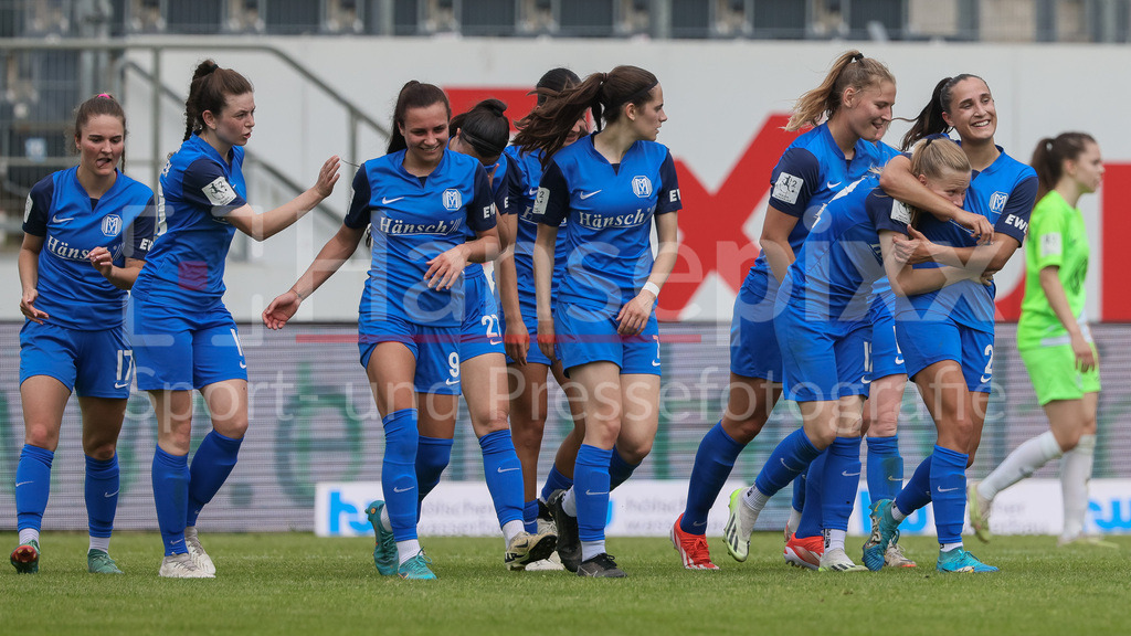 Fussball, 2. Frauen-Bundesliga, SV Meppen - VfL Wolfsburg II | v.li.: Spielerinnen vom SV Meppen mit Torjubel, Jubel, jubeln, jubelt, optimistisch, Spielszene, Highlight, Freude über das Tor zum 1:0, DIE DFB-RICHTLINIEN UNTERSAGEN JEGLICHE NUTZUNG VON FOTOS ALS SEQUENZBILDER UND/ODER VIDEOÄHNLICHE FOTOSTRECKEN. DFB REGULATIONS PROHIBIT ANY USE OF PHOTOGRAPHS AS IMAGE SEQUENCES AND/OR QUASI-VIDEO.