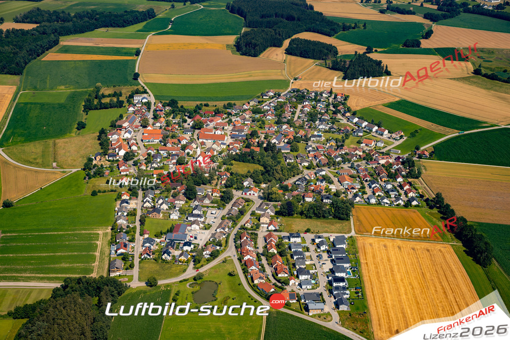 Das Luftbild zeigt : Baindlkirch Ried - Die Luftaufnahme wurde 2024 vom UL-Flugzeug aus erstellt ( keine Drohne ) - Hochauflösende Luftaufnahme - Für grossformatige Ausdrucke geeignet. Die Geschenkidee !Mit Lizenz und Bildrechte bestellbar