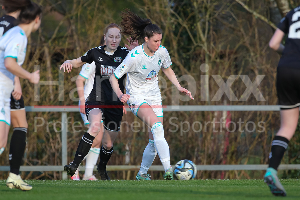 Fussball, Testspiel Frauen, SV Henstedt-Ulzburg - SV Werder Bremen | v.li.: Chiara Hahn (SV Werder Bremen, 21) am Ball, Einzelbild, Ganzkörper, Aktion, Action, Spielszene