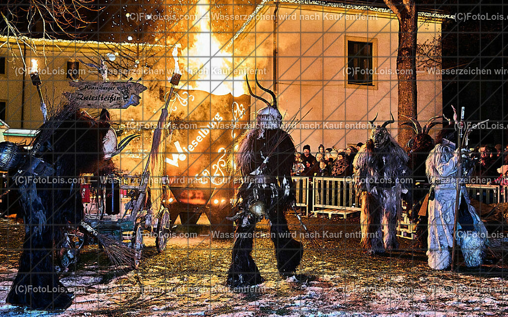 ALP9657_Wieselburger ADVENT_Wintersonnenwende_Perchtenlauf | (C)FotoLois.com, Alois Spandl, Wieselburger Advent, Wintersonnenwendfeier mit Umzug durch die Stadt, Sonnenwendfeuer und Perchtenlauf mit Show im Schlosspark, Mitwirkung der Partnergemeinde EINBECK, Sa 17. Dezmber 2022.