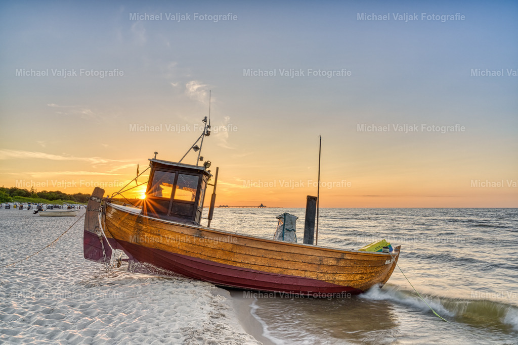 Fischerboot am Strand auf Usedom bei Sonnenuntergang | Einsam und verlassen liegt das kleine Fischerboot "Seeteufel" am Sandstrand auf Usedom. Die untergehende Sonne sorgt für ein schönes warmes Licht.  - Realisiert mit Pictrs.com