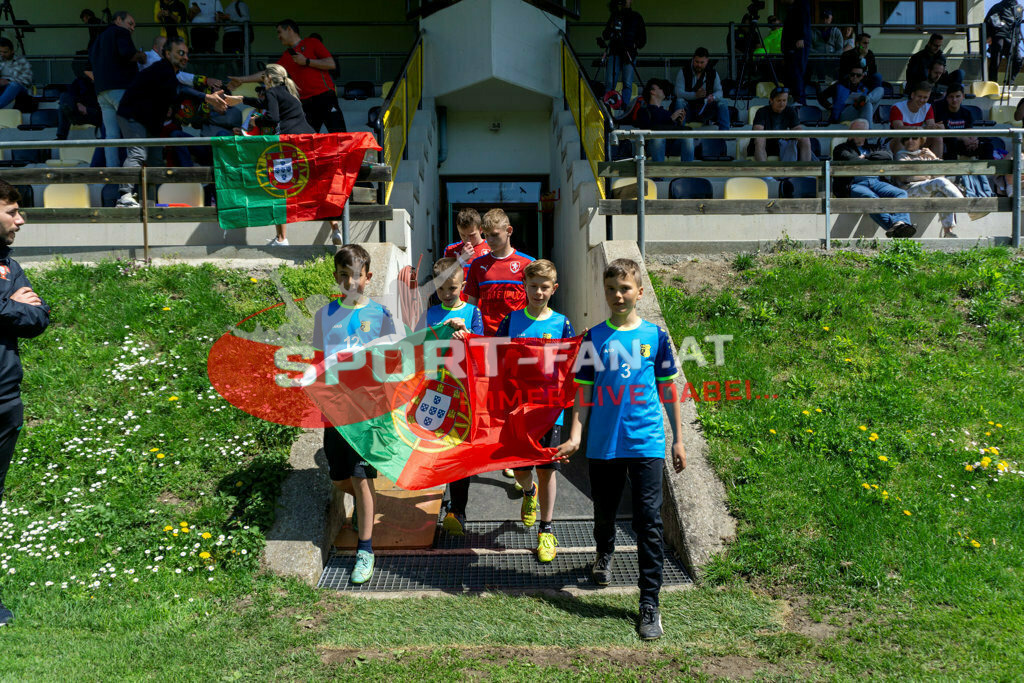 Portugal  U15 -Czech Republic U15 | Einlaufkinder ; Portugal  U15 -Czech Republic U15 am 29.04.2022 in Arnoldstein
(Sportplatz), AUSTRIA, (Photo by Ernst Krawagner sport-fan.at) - Realisiert mit Pictrs.com