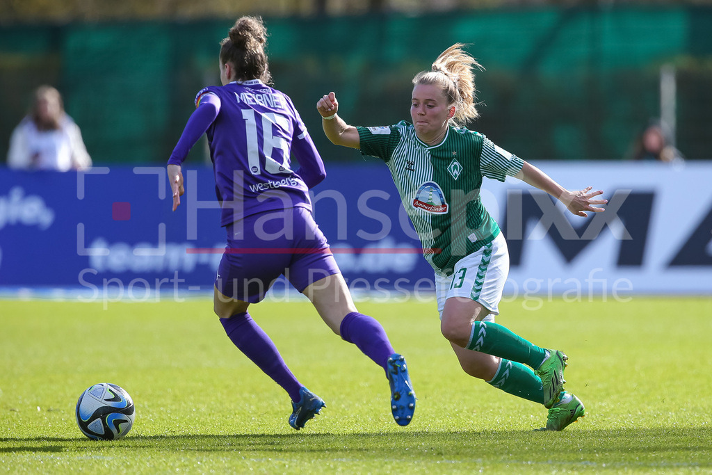 Fussball, Google Pixel Frauen-Bundesliga, SV Werder Bremen - SGS Essen | v.li.: Jacqueline Meißner (SGS Essen, 16) und Ricarda Walkling (SV Werder Bremen, 13) im Zweikampf, Duell, Dynamik, Aktion, Action, Spielszene, DIE DFB-RICHTLINIEN UNTERSAGEN JEGLICHE NUTZUNG VON FOTOS ALS SEQUENZBILDER UND/ODER VIDEOÄHNLICHE FOTOSTRECKEN. DFB REGULATIONS PROHIBIT ANY USE OF PHOTOGRAPHS AS IMAGE SEQUENCES AND/OR QUASI-VIDEO.