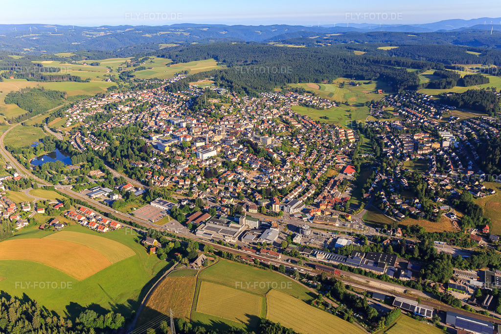 Luftbild: Stadtübersicht aus Südosten im Ortsteil Saint Georgen im Schwarzwald in St. Georgen im Schwarzwald im Bundesland Baden-Württemberg in Deutschland. Foto: IMG_149200.jpg vom 29.06.2025 durch Werner Riehm/FLY-FOTO.de