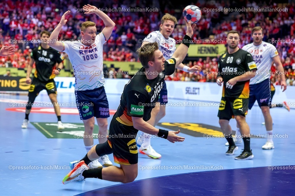 EHF24012603025 | 24.01.2026, Handball, Men's EHF EURO 2026, Deutschland - Norwegen, Jyske Bank Boxen in Herning, Dänemark, Main Round:  Franz Semper (Germany #32) wirft den Ball auf das Tor