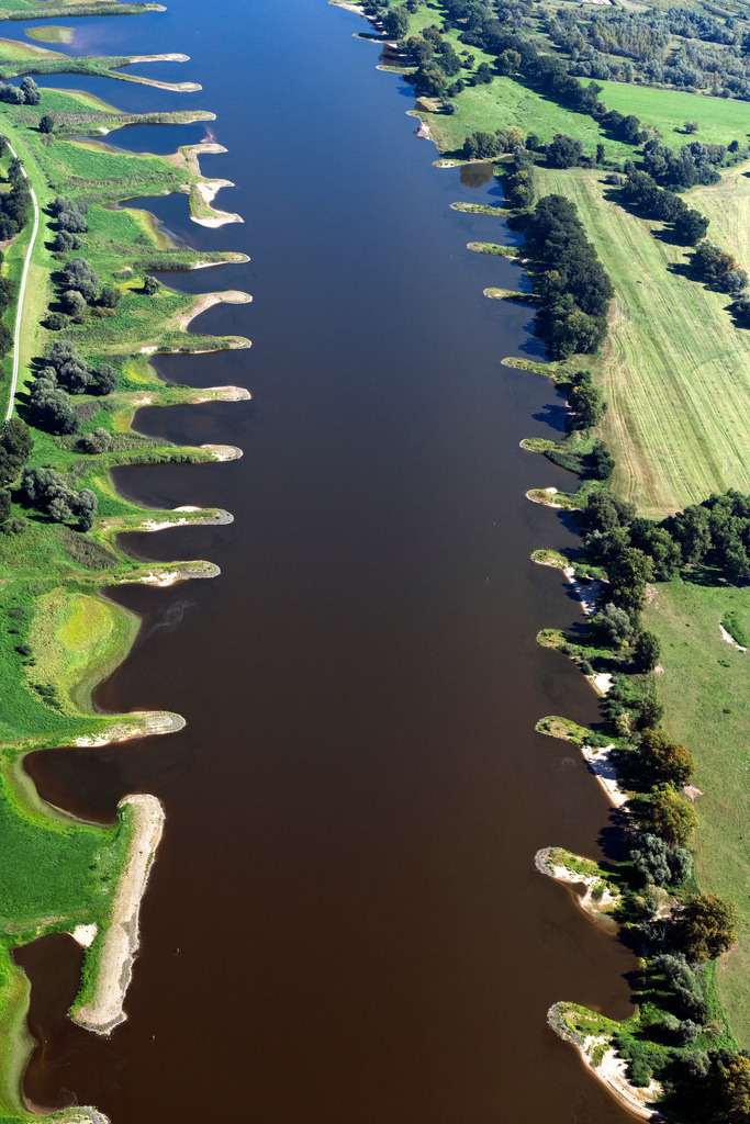 dr__0200030.jpg | LANGENDORF 06.09.2023 Sand- Aufspülungen und Ablagerungen an der Buhnen- Landschaft der Uferbereiche - Flussverlaufes an der Sandstraße in Langendorf im Bundesland Niedersachsen, Deutschland. 