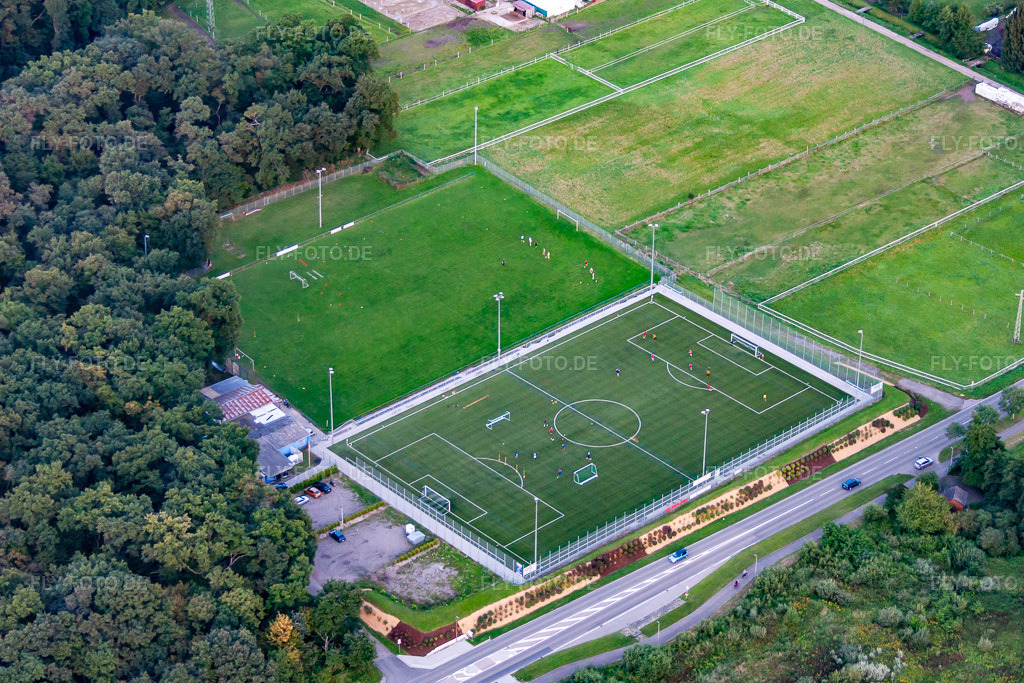 Luftbild: Sportplätze im Ortsteil Minderslachen in Kandel im Bundesland Rheinland-Pfalz in Deutschland. Foto: IMG_71323.jpg vom 27.08.2014 durch Werner Riehm/FLY-FOTO.de