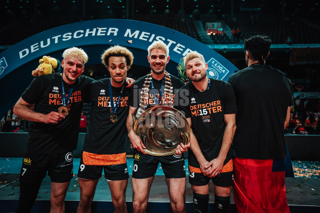 Volleyball | Herren | Saison 2024/2025 | 1. Volleyball Bundesliga Männer | Finale | BERLIN RECYCLING Volleys vs. SVG Lüneburg | 03.05.2025 | Die 'Blondies' v.l. Simon Plaskie (#7, Berlin Recycling Volleys) Djifa Julien Amedegnato (#9, Berlin Recycling Volleys) Daniel Malescha (#10, Berlin Recycling Volleys) Ruben Schott (#13, Berlin Recycling Volleys) und Nehemiah Mote (#5, Berlin Recycling Volleys) Blondinen gefärbte Haare Frisur