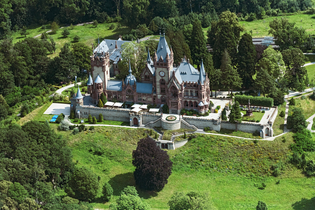 dr__0069800.jpg | KöNIGSWINTER 23.07.2021 Burganlage des Schloß Drachenburg in Königswinter im Bundesland Nordrhein-Westfalen. Weiterführende Informationen bei: Schloss Drachenburg gGmbH. // Castle of Schloss Drachenburg in Koenigswinter in the state North Rhine-Westphalia. Further information at: Schloss Drachenburg gGmbH. Foto: Daniel Reiter