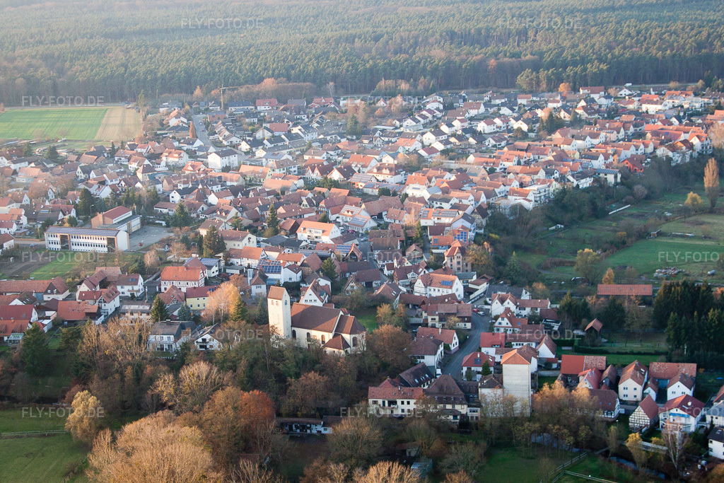 Luftbild: Dorfansicht in Berg im Bundesland Rheinland-Pfalz in Deutschland. Foto: IMG_22710.jpg vom 19.11.2009 durch Werner Riehm/FLY-FOTO.de
