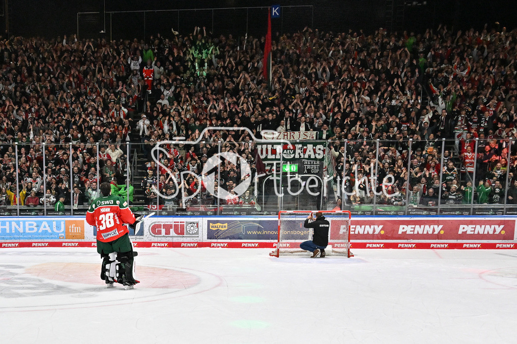 Augsburger Panther - Kölner Haie | die Augsburger Panther feiern zusammen mit den Fans den Heimsieg gegen die Kolner Haie / Strauss MANN (Augsburger Panther #38) / DEL: Augsburger Panther - Kölner Haie, Curt Frenzel Stadion am 29.09.2024