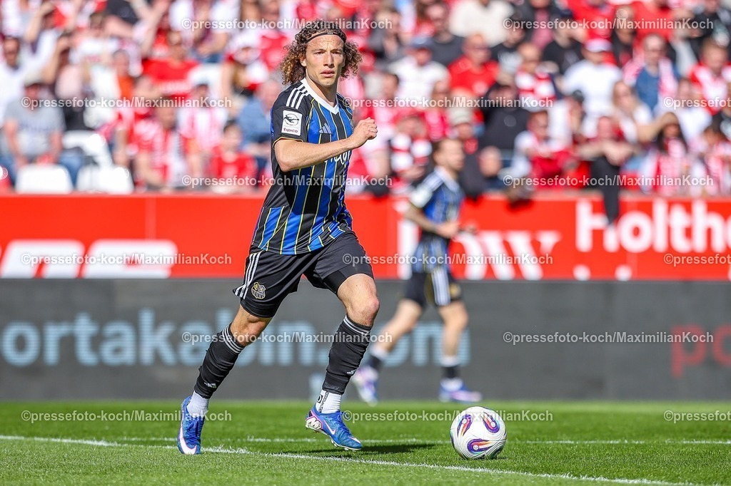 xKWIx26042601037 | 2026.04.26, xkwix, Fußball, 3.Liga, Rot-Weiss Essen - 1. FC Saarbrücken, Stadion an der Hafenstraße, 35.Spieltag, Saison 2025 / 2026: Tim Civeja (1. FC Saarbrücken #23) DFB regulations prohibit any use of photographs as image sequences and or quasi-video. Photo: xKamilxWilkowskixPressefotoKochx