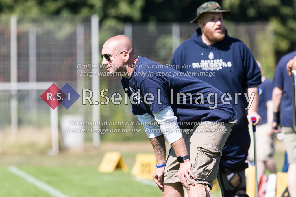 American Football, Saison 2022, Regionalliga Nord, Hamburg Blue Devils - Oldenburg Knights, Dr.-Hermann-Schnell-Sportplatz (Hamburg), 06.08.2022, 07. Gameweek | Sportfotos aus Hamburg, Eventfotos oder freie Arbeiten von R.Seidel Imagery – einfach online kaufen.