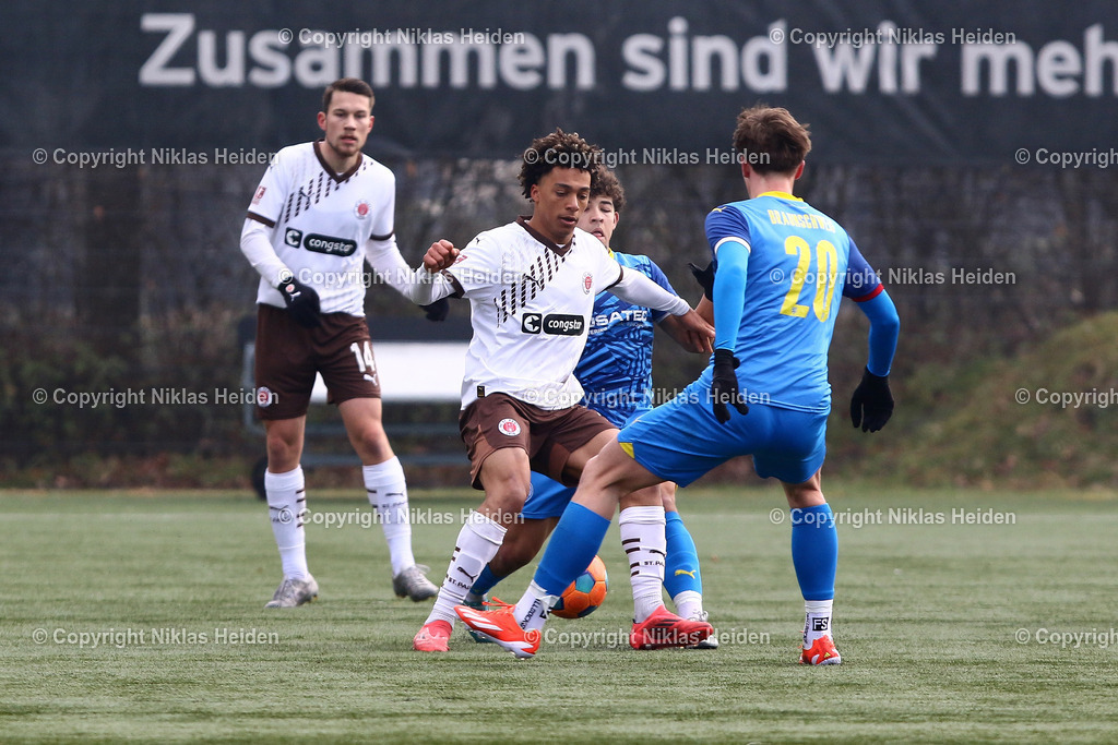 NH_FCStPauliU23_EintrachtBraunschweigU23_Testspiel_02022025 | #21 Marces-Lion Amaniampong (FC St. Pauli U23), #24 Anthony Marcellus Reid (Eintracht Braunschweig U23)Fußball I Herren I Testspiel I Saison 2024-2025 I FC St. Pauli U23 - Eintracht Braunschweig U23 I 02.02.2025 I Sportplatz Brummerskamp