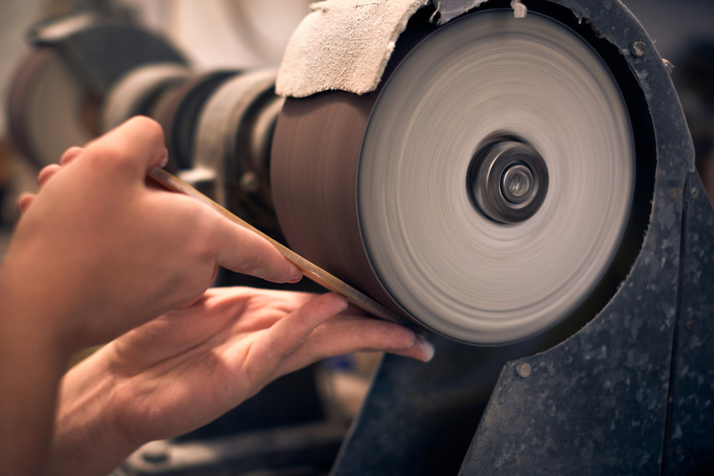 Hornmanufaktur | Wien, Austria - August 09, 2022; Hornmanufaktur Thomas Petz; Arbeiten an der Schleifmaschine. - Realisiert mit Pictrs.com