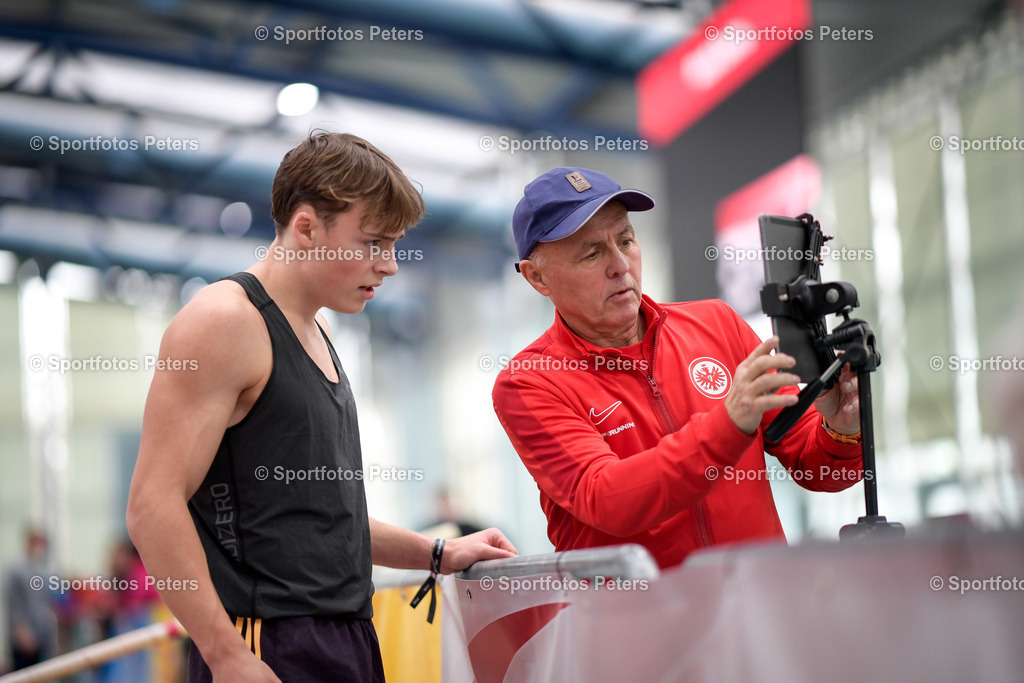 _KP12085_1 | 09.02.2025, xkaix, Leichtathletik 20. Deutsche Meisterschaften, Mehrkampf Halle v.l. Amadeus Gräber (Eintracht Frankfurt e.V.) mit Trainer Manfred Hofmann - Realisiert mit Pictrs.com