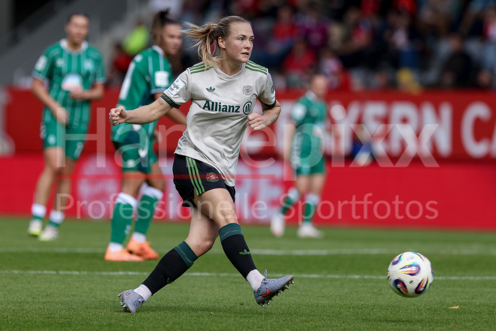 Fussball, Google Pixel Frauen-Bundesliga, FC Bayern München - SV Werder Bremen | Magdalena Eriksson (FC Bayern München, 5) am Ball, Einzelbild, Ganzkörper, Aktion, Action, Spielszene, DIE DFB-RICHTLINIEN UNTERSAGEN JEGLICHE NUTZUNG VON FOTOS ALS SEQUENZBILDER UND/ODER VIDEOÄHNLICHE FOTOSTRECKEN. DFB REGULATIONS PROHIBIT ANY USE OF PHOTOGRAPHS AS IMAGE SEQUENCES AND/OR QUASI-VIDEO.
