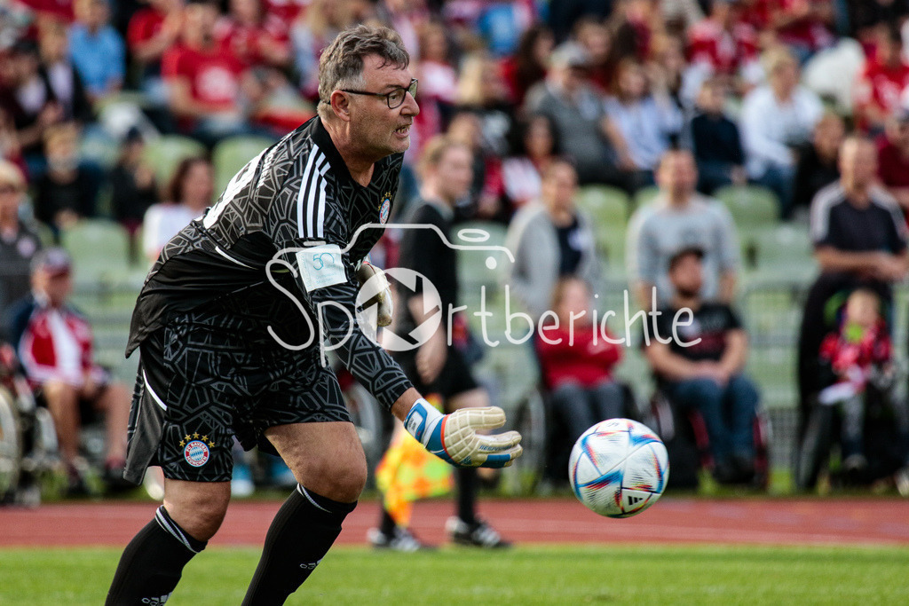 FC Bayern Muenchen - TSV 1860 Muenchen | Bernd Dreher (FCB #29) am Ball