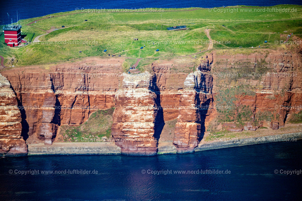 Helgoland_Lummenfelsen_ELS_4013280824 | HELGOLAND 28.08.2024 Felsen- Massiv und Gesteinsformation " Lummenfelsen " in Helgoland im Bundesland Schleswig-Holstein, Deutschland. // Rock massif and rock formation " Lummenfelsen " in Helgoland in the state Schleswig-Holstein, Germany. Foto: Martin Elsen