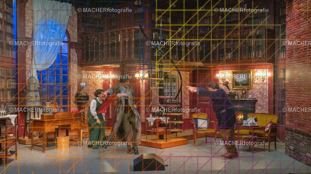 227_MFL-2025 | Portraitbilder von Regisseur; Darsteller; Techniker; Maske; Kostüme; Chor; Musiker; Bilderserie der Generalprobe und der Premierenvorstellung, Szenenbilder; Ausdrucksstudien; Bühnenüberblick; Bühnenkulissen; Pressefotos inkl. Redaktionsfoto Darstellergruppe.