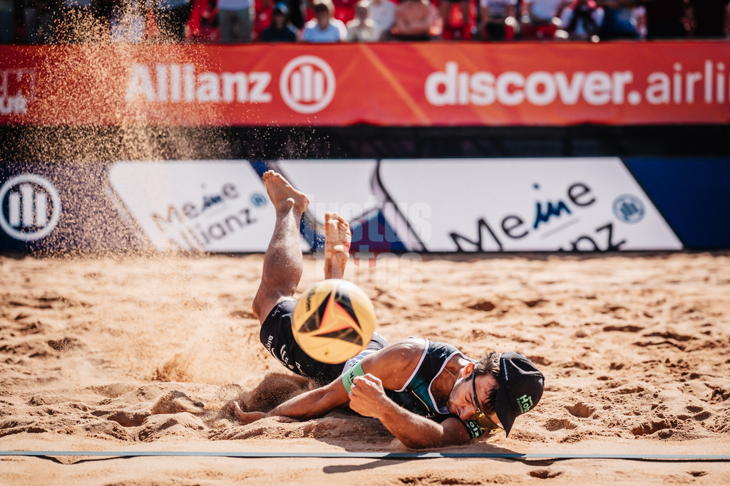 Beachvolleyball | Männer | Allianz German Beach Tour 2025 | Tourstop München | 12.07.2025 | Kim Huber springt zum Ball