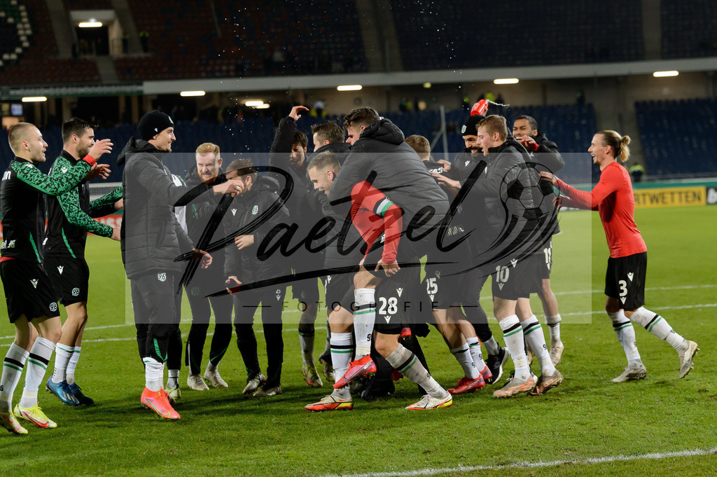 H96DUS20211027_084 | Fussball, Herren: . Spieler von Hannover 96 Schlussjubel, jubelt ueber den 3:0 Sieg bei dem Spiel der 2. Runde im DFB-Pokal zwischen Hannover 96 und Fortuna Duesseldorf in der HDI-Arena am 27.10.2021 in Hannover, Deutschland.DFB / DFL REGULATIONS PROHIBIT ANY USE OF PHOTOGRAPHS AS IMAGE SEQUENCES AND/OR QUASI-VIDEO. - Realisiert mit Pictrs.com