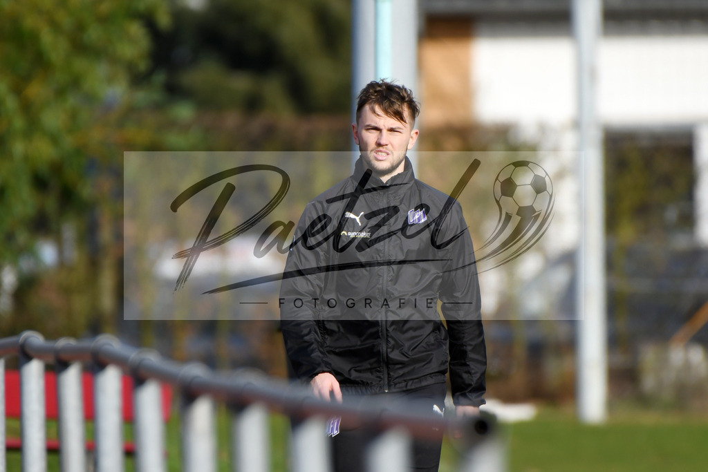 20200215_TRAOSN_0060 | Fussball, Herren: David Blacha (VfL Osnabrueck) schaut waehrend der Trainingseinheit des VfL Osnabrueck im Sportpark Illoshoehe am 15.02.2020 in Osnabrueck, Deutschland. - Realisiert mit Pictrs.com