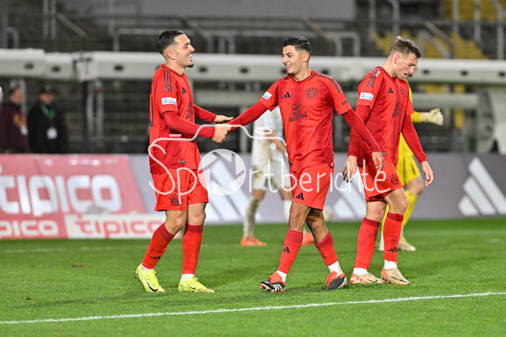 FC Bayern Amateure - TSV Schwaben Augsburg | Jubel der Bayern Amateure nach dem Treffer zum 3-0 durch Davide Dell´ERBA (FC Bayern München II #3) / Freude / Happy / Tor / Torschuetze / Regionalliga Bayern: FC Bayern Muenchen II - TSV Schwaben Augsburg, Gruenwalder Stadion am am 25.10.2024
