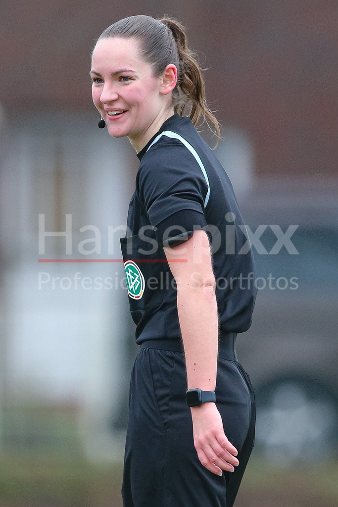 Fussball, Testspiel Frauen, SV Werder Bremen - FC Twente Enschede | v.li.: Schiedsrichterin Antonia Tucholski lächelt, lacht, gute Laune, Portrait, Nahaufnahme, Einzelfoto, Einzelbild
