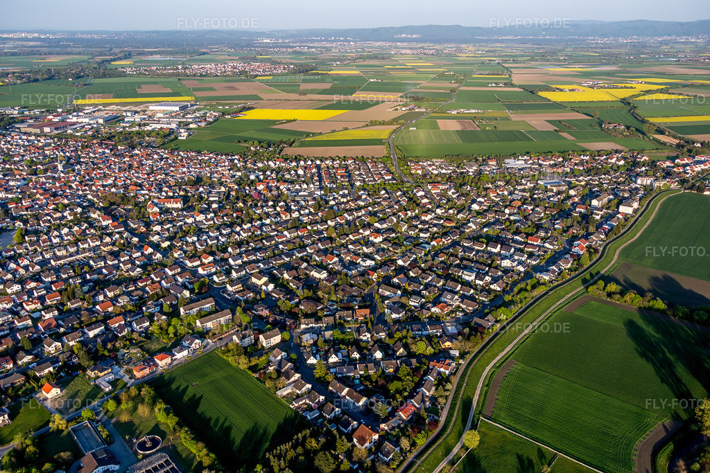 Luftbild: Ortsansicht der Straßen und Häuser der Wohngebiete in Stockstadt am Rhein im Bundesland Hessen in Deutschland. Foto: IMG_077664.jpg vom 23.04.2015 durch Werner Riehm/FLY-FOTO.de