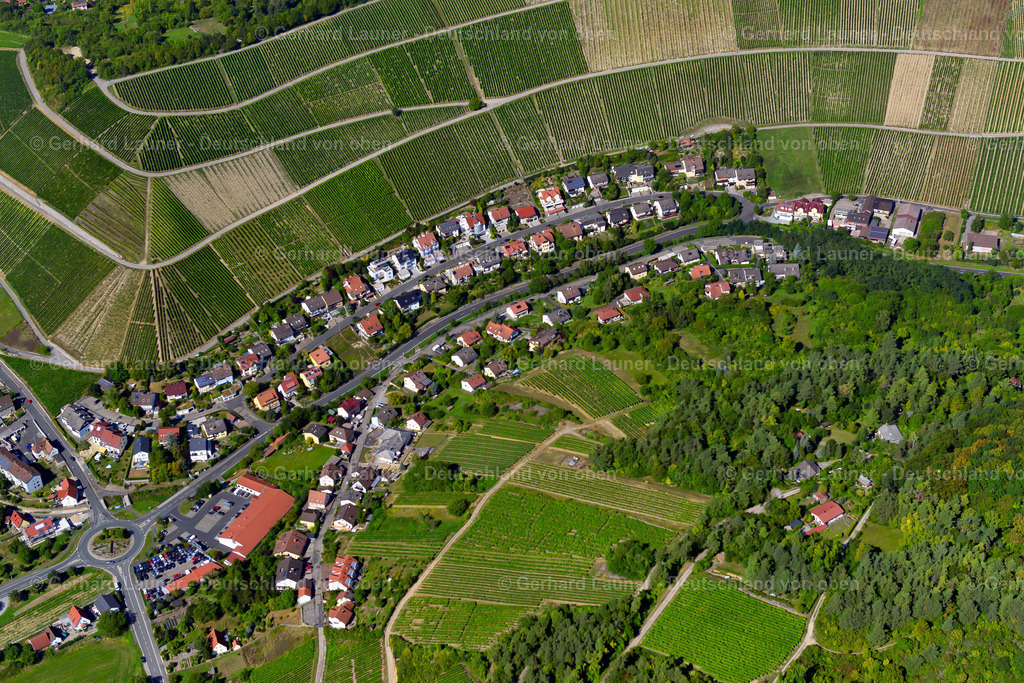 3650313 | HEIDINGSFELD 31.08.2016 Ortskern am Rande von Weinbergen und Winzer- Gütern im Weinbaugebiet in Heidingsfeld im Bundesland Bayern, Deutschland // Town center on the edge of vineyards and wineries in the wine-growing area in Heidingsfeld in the state Bavaria, Germany Foto: Gerhard Launer