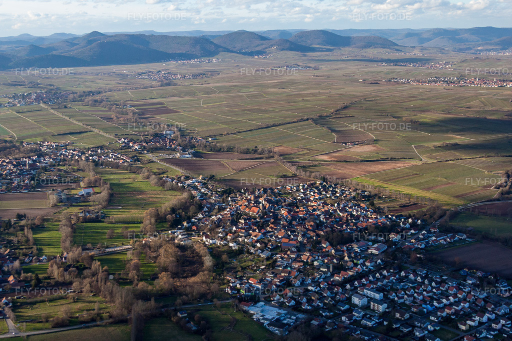 Luftbild: Ortsansicht der Straßen und Häuser der Wohngebiete im Ortsteil Ingenheim in Billigheim-Ingenheim im Bundesland Rheinland-Pfalz in Deutschland. Foto: IMG_61867.jpg vom 28.01.2014 durch Werner Riehm/FLY-FOTO.de
