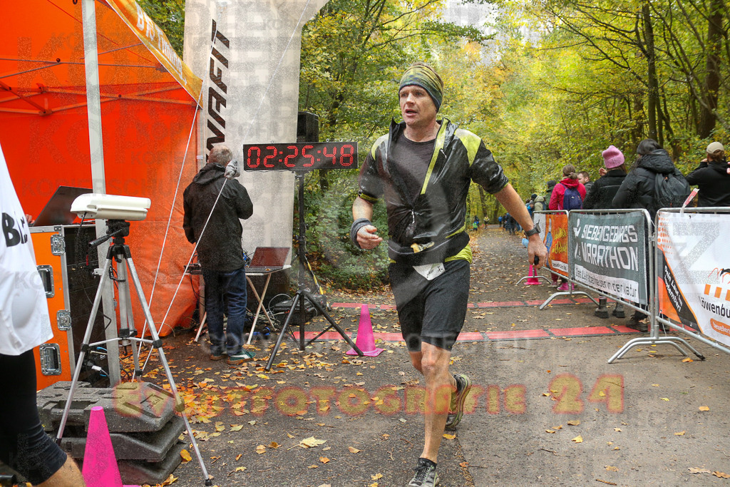 251026_1227_EX1_0430 | Sportfotografie im Rhein-Sieg Kreis, Köln, Bonn, NRW, Rheinland Pfalz, Hessen, etc. Unser Tätigkeitsfeld umfasst den Laufsport vom Volkslauf über den Marathon, Duathlon, Triathon bis zum Ultralauf wie Kölnpfad Ultra oder Schindertrail.