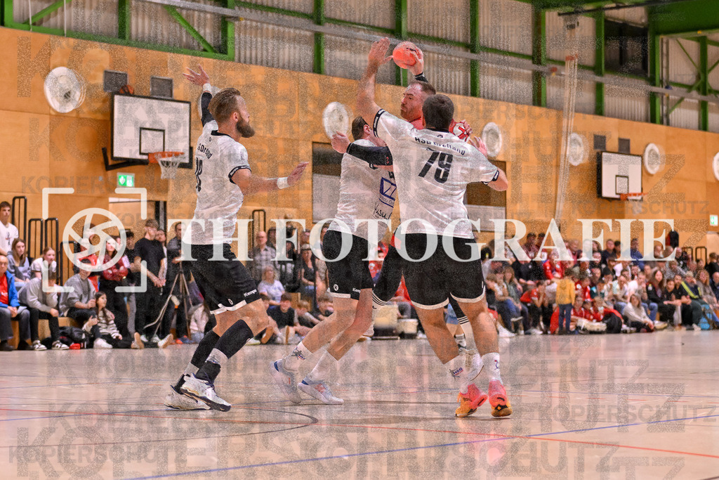 GER, SG Maulburg/Steinen - HSG Dreiland, Handball, Landesliga Suedbaden, 4. Spieltag, Saison 2024/2025, 12.10.2024 | Andre Leuchtmann (SG Maulburg/Steinen, #13) im Duell. Im Bild Felix Himmel (HSG Dreiland, #79)GER, SG Maulburg/Steinen - HSG Dreiland, Handball, Landesliga Suedbaden, 4. Spieltag, Saison 2024/2025, 12.10.2024Foto: TH Fotografie/Thomas Hess