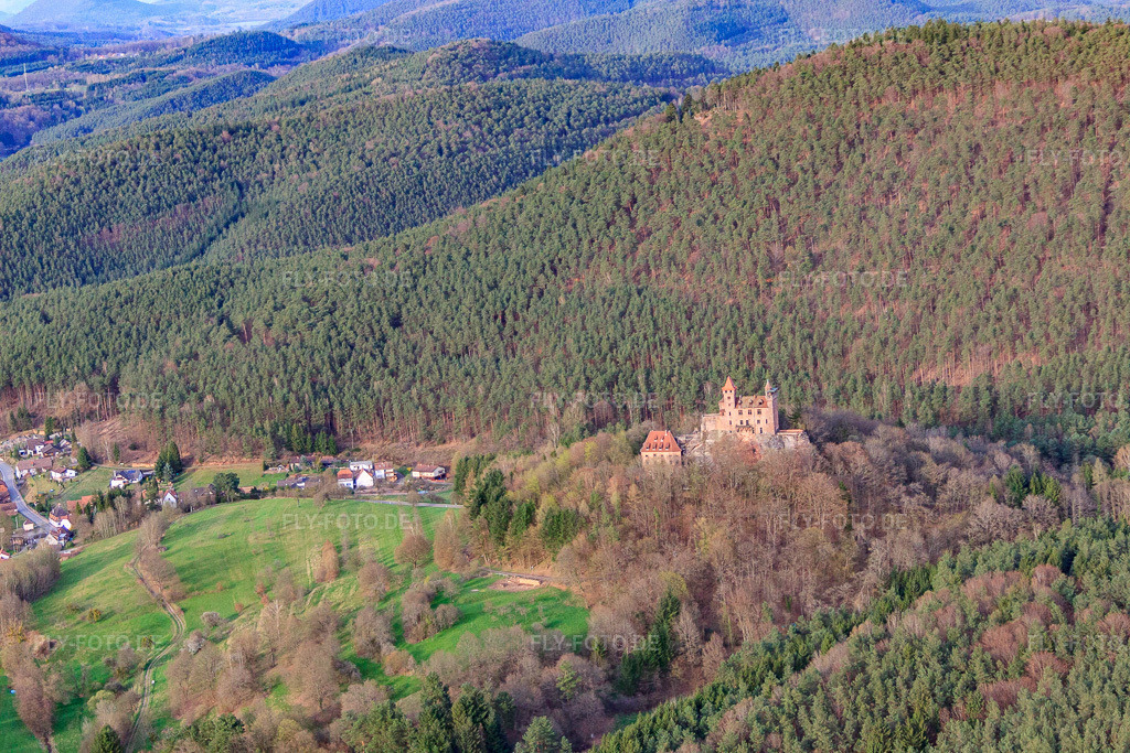 Luftbild: Burg Berwartstein in Erlenbach bei Dahn im Bundesland Rheinland-Pfalz in Deutschland. Foto: IMG_56551.jpg vom 17.04.2013 durch Werner Riehm/FLY-FOTO.deAuflösung des Originals: 4752 x 3168 pxBURGBERWARTSTEIN.DE