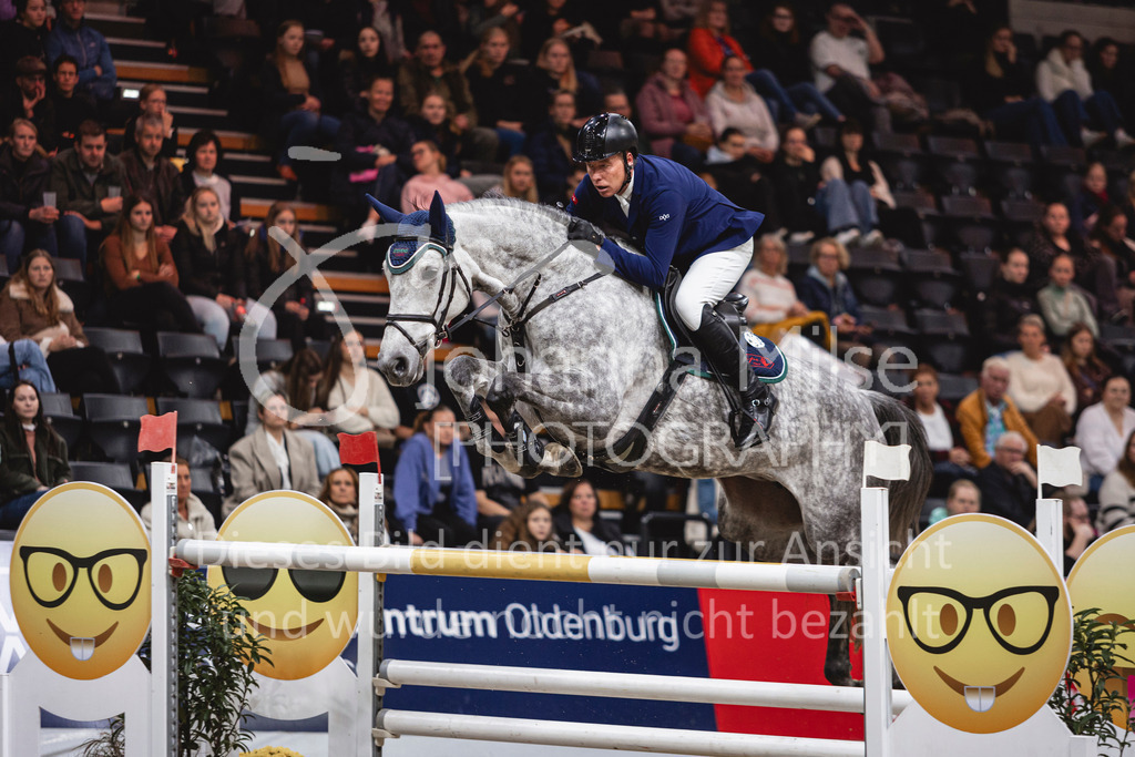 241103_Oldenburg_FinaleMittlereTour-228 | Deine schönsten Turniermomente als professionelle Fotos! Entdecke hochwertige Pferdesport-Fotografie im Online-Shop. Jetzt Fotos finden & bestellen!