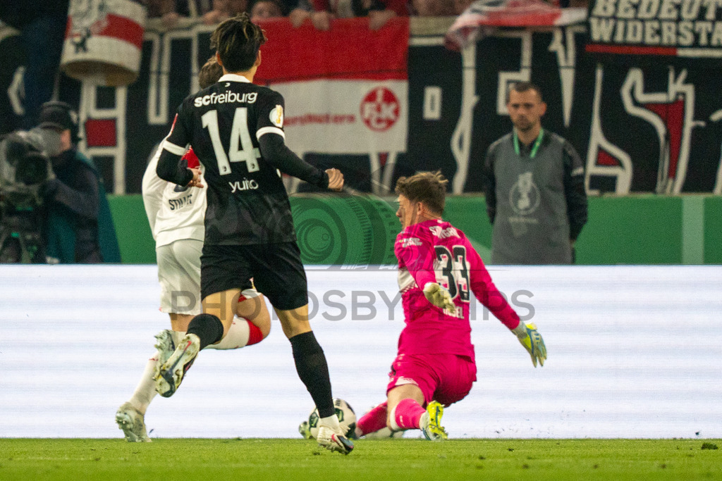 VfB Stuttgart vs. SC Freiburg, Fussball, DFB-Pokal, Halbfinale, 23.04.2026 | Parade von Alexander Nuebel (VfB Stuttgart, #33) gegen Maximilian Eggestein (SC Freiburg, #08),VfB Stuttgart vs. SC Freiburg, Fussball, DFB-Pokal, Halbfinale, 23.04.2026DFB regulations prohibit any use of photographs as image sequences and/or quasi-video