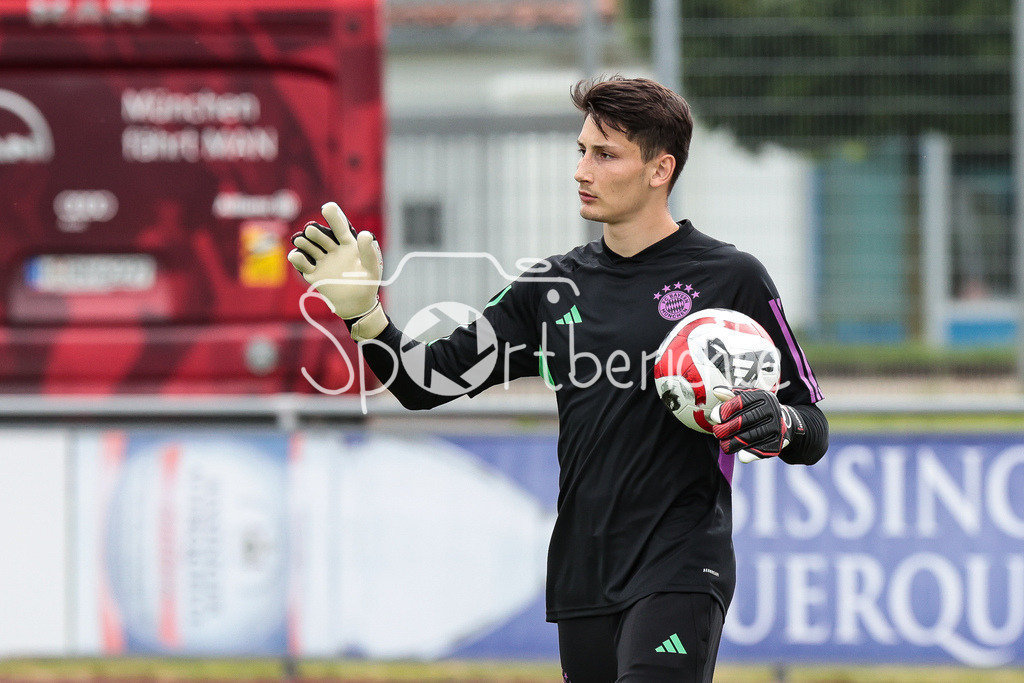 SSV Dillingen - FC Bayern Amateure | Amateure Ersatzkeeper Hannes HEILMAIR (FCB #18) beim warmmachen