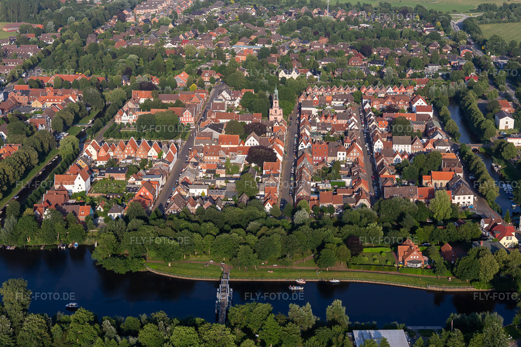 Luftbild: Grachtenstadt zwischen Treene, Westersielzug und Eideran den Fluss- Uferbereichen von Treene, Westersielzug und Eider in Friedrichstadt im Bundesland Schleswig-Holstein in Deutschland. Foto: IMG_0007284.jpg vom 16.07.2021 durch Werner Riehm/FLY-FOTO.de